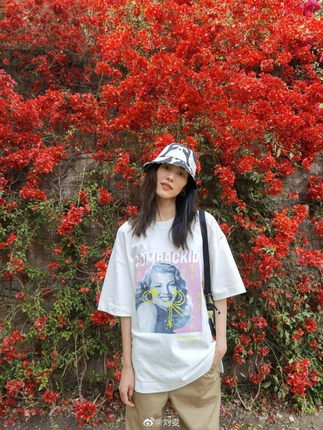 Nếu muốn làm nổi bật vòng eo với những chiếc áo oversize, bạn có thể nhét một góc áo vào trong quần. Ngoài ra, quần yếm/quần ống baggy, quần ống rộng cũng rất được ưa chuộng thích hợp kết hợp với áo phông rộng: Mang lại cảm giấc thoải mái mà vẫn thời trang. Giống như siêu mẫu Lưu Văn cũng thường mặc áo phông rộng với quần ống thẳng cùng mũ bucket.