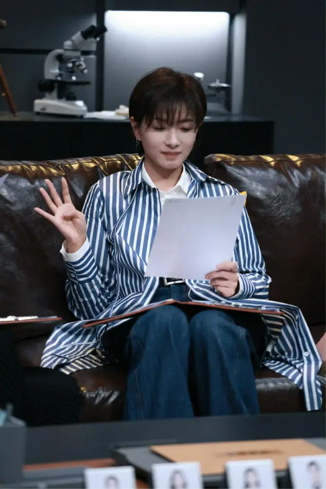 Hoặc, bạn cũng có thể khoác áo sơ mi kẻ sọc bên ngoài outfit như thế này. Vẫn rất thời thượng, phong cách là lịch sự đấy nhé.