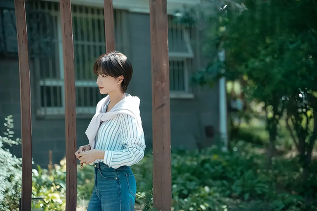 Áo sơ mi kẻ sọc xanh có lẽ là item 