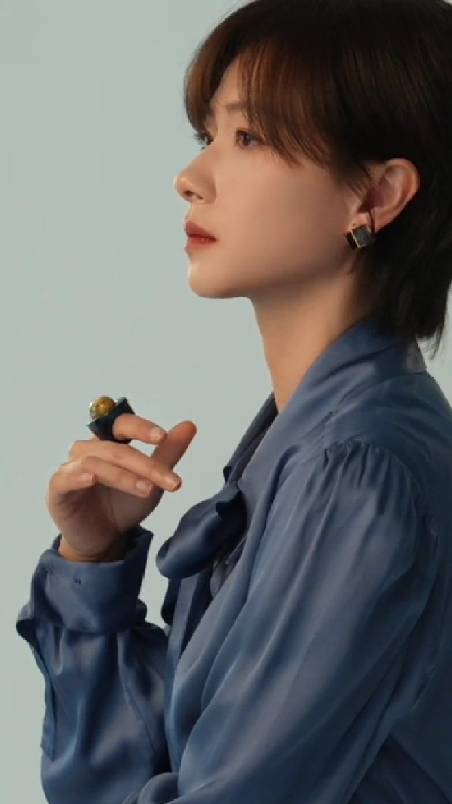 Chuyển sang phong cách nữ tính, Vạn Thiến diện một chiếc váy lụa bóng thắt nơ ở cổ màu xanh coban thanh lịch mà không quá bánh bèo. Cô tiếp tục khéo léo mix với phụ kiện bản to như hoa tai, nhẫn để outfit không bị trống trải. Set đồ tôn lên sự trưởng thành, chuyên nghiệp của một cô gái chỉn chu, thành đạt.