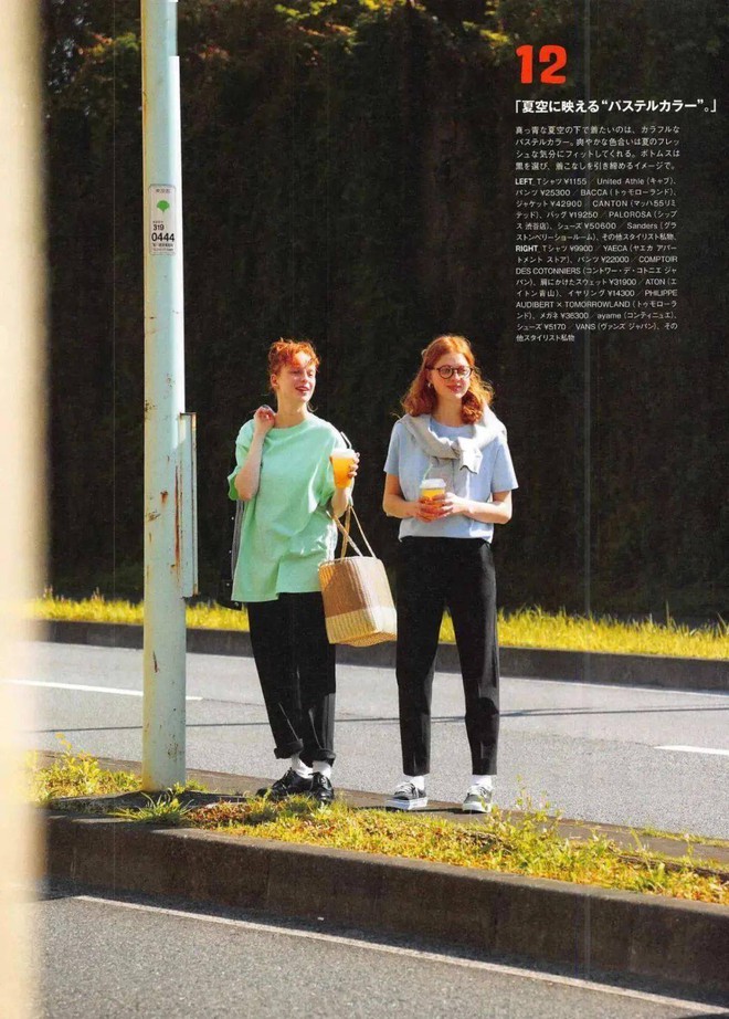 Kiểu dáng rộng rãi của những chiếc áo oversize tựa như mượn từ tủ đồ của bạn trai, giản dị nhưng thực ra rất quyến rũ, đặc biệt là những chiếc áo thun oversize kiểu trễ vai hoặc giấu quần.