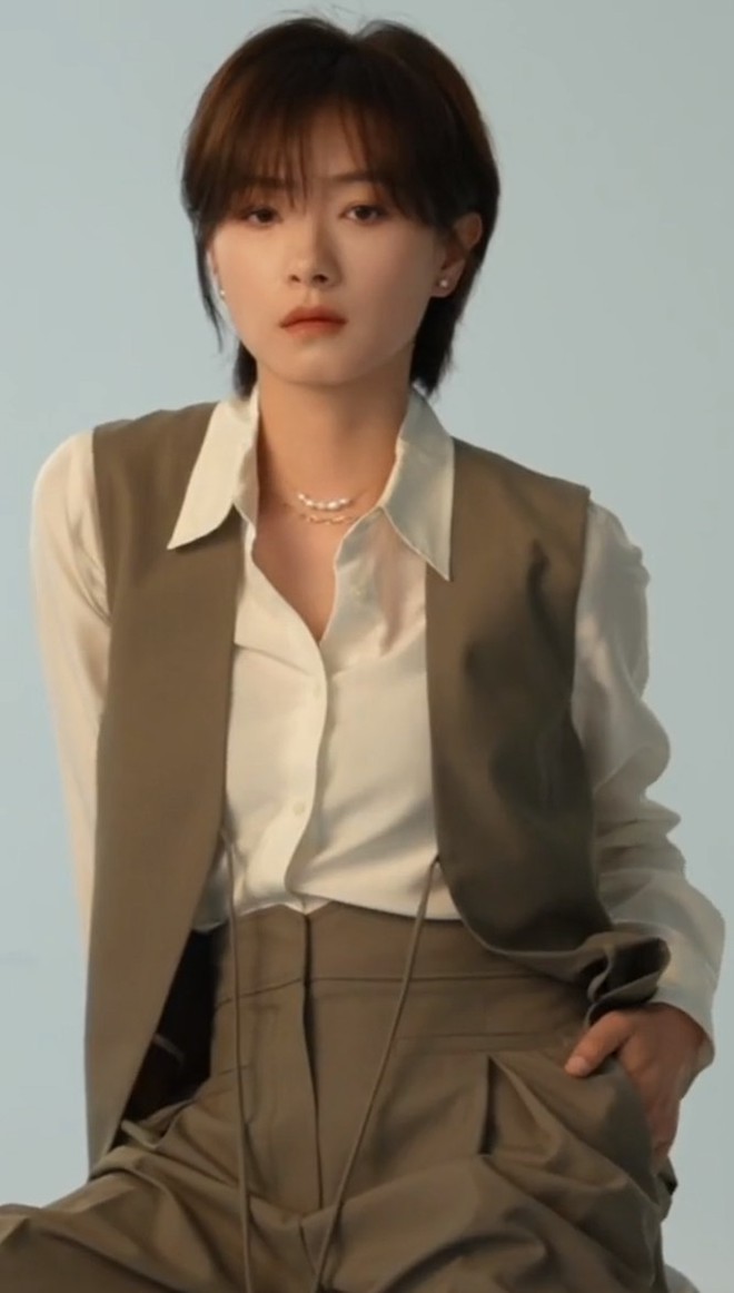 Cùng một chiếc áo sơ mi có tha hồ cách biến hóa để có set đồ đẹp. Lần này, Vạn Thiến mix cùng áo gile màu nâu nhạt kết hợp với quần suông cùng màu vừa cổ điển vừa hiện đại. Outfit này làm nổi bật thần thái phóng khoáng, 