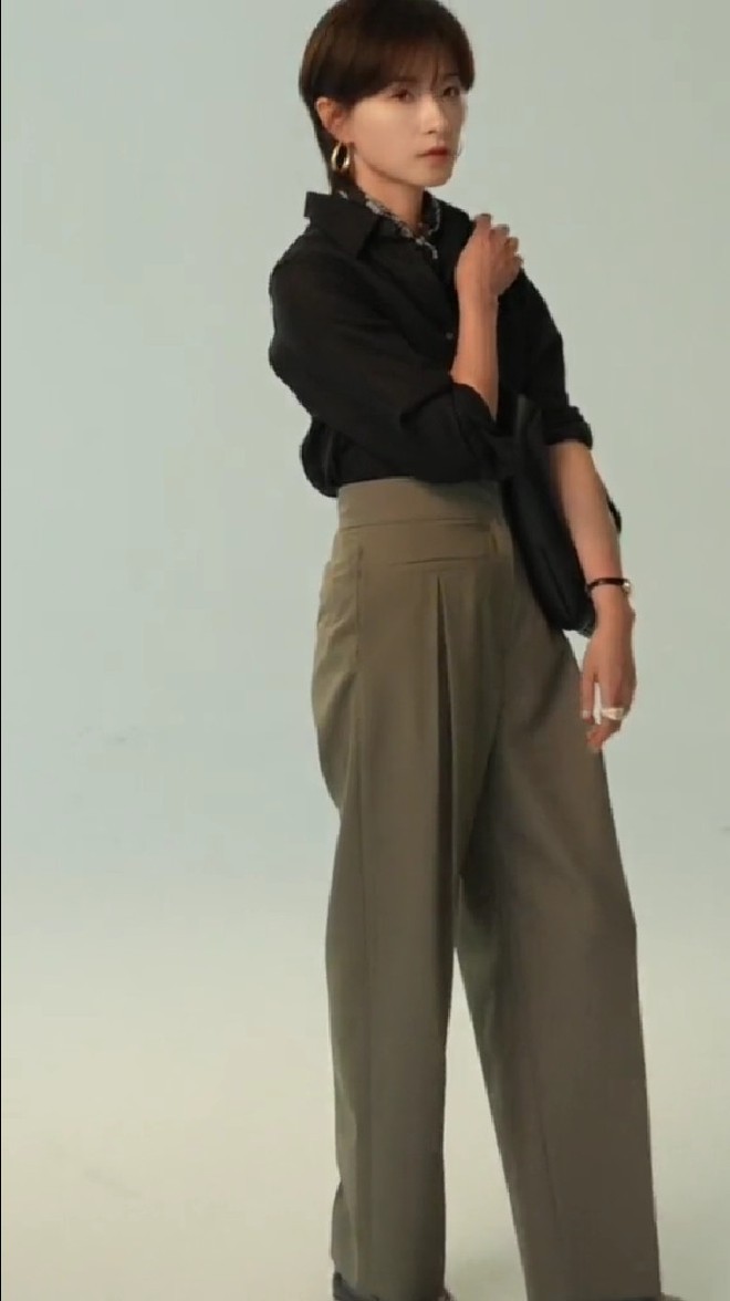 Một set đồ tương tự khác của nữ diễn viên nhưng khi đổi sang màu tối kết hợp cùng hoa tai vàng bản to, cô nàng trông sang chảnh và cực kỳ có gu.