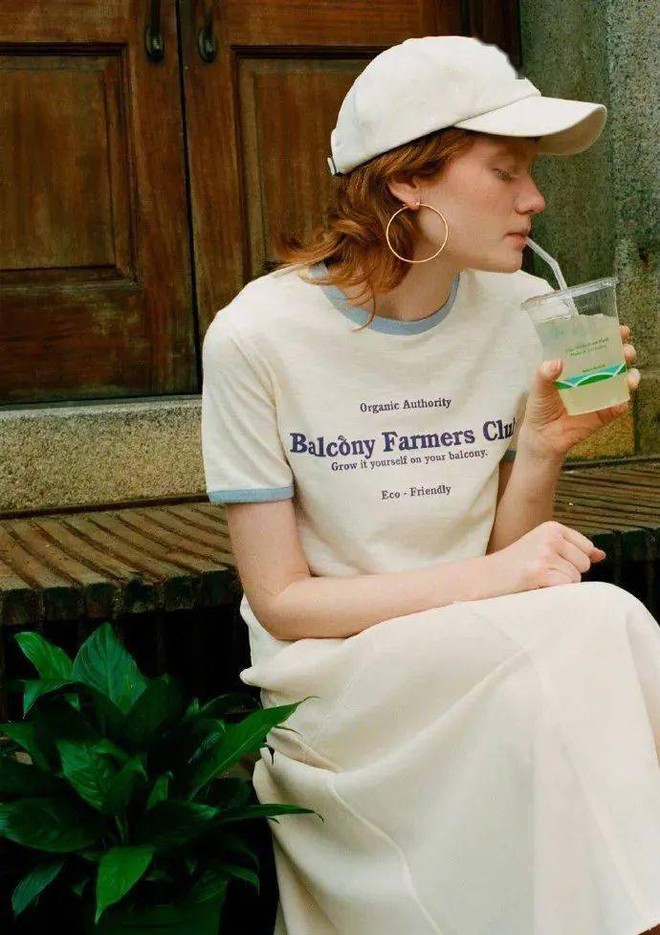 Hãy kết hợp áo Ringer với quần jean và giày vải cao cổ để tăng thêm sự trẻ trung phóng khoáng của bạn. Hoặc kết hợp với quần vải ống suông cùng giày đế bệt để tạo nên phong cách nam tính một chút. Ringer Tee màu xanh trắng kết hợp cùng váy trắng, mũ trắng trông vừa thời trang vừa mới mẻ.