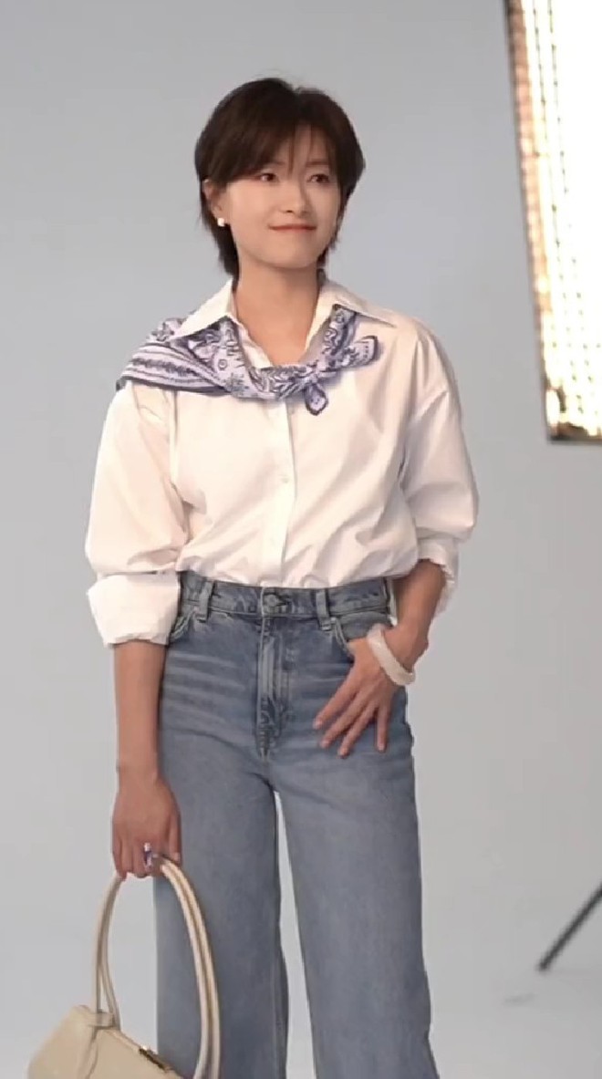 Vẫn là công thức mix đồ như trên nhưng khi thay quần tây thành quần denim và đổi màu sáng của khăn quàng, set đồ khiến nữ diễn viên trông trẻ trung, hoạt bát hơn. Bạn tham khảo có thể sơ vin áo để khiến vóc dáng trông cao ráo hơn nhé.