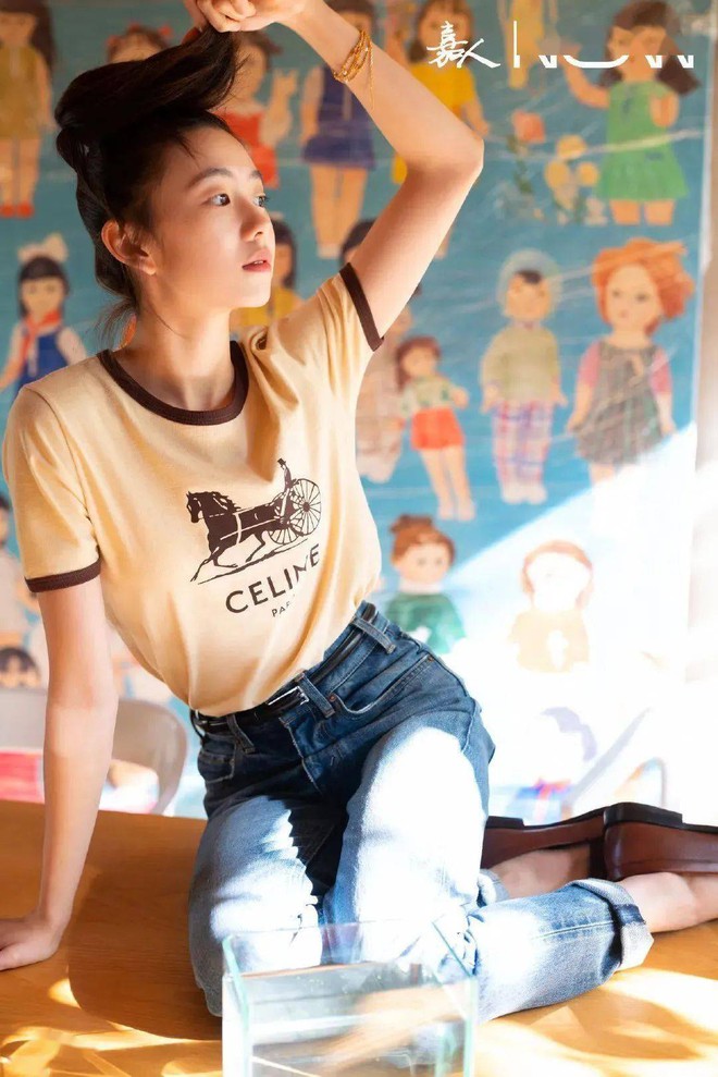 Sức hấp dẫn của áo thun Ringer nằm ở thiết kế đơn giản nhưng cổ điển, thường được làm bằng vải cotton đảm bảo sự thoải mái và độ bền. Về màu sắc, từ trắng đen truyền thống đến trắng đỏ tươi, xanh lá trắng - sự lựa chọn đa dạng đáp ứng nhu cầu của nhiều nhóm người khác nhau. Các gam màu kết hợp của kiểu áo Ringer rất đa dạng, hồng xanh lá cũng khá bắt mắt. Màu sắc viền bắt mắt không chỉ tăng ấn tượng thị giác mà còn khiến chiếc áo phông trở trở nên trẻ trung ngay lập tức.