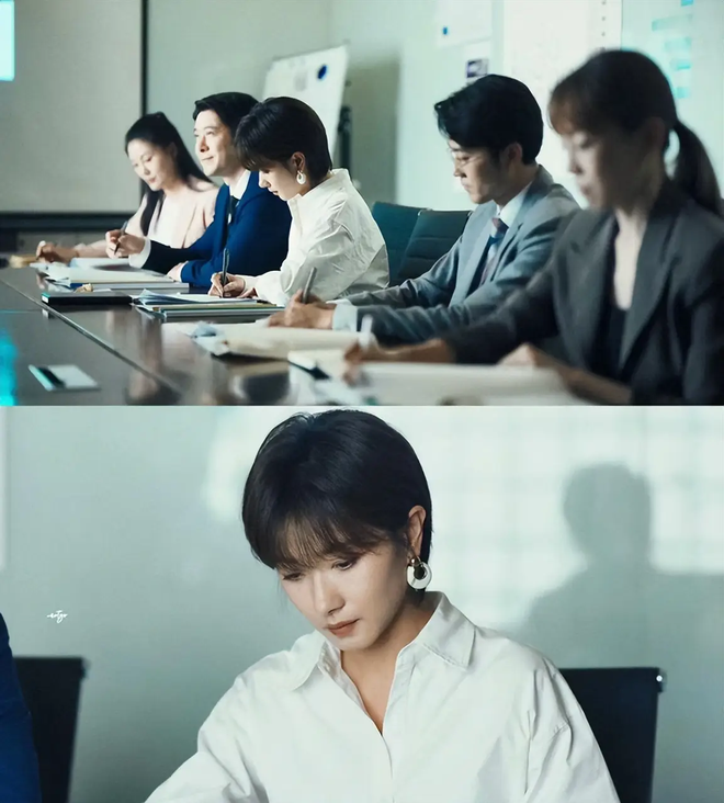 Ngay lần đầu tiên xuất hiện, Vạn Thiến đã ghi điểm bởi phong cách cá tính cùng thần thái, khí chất tự tin. Cô xuất hiện với bộ outfit gồm 1 áo sơ mi trắng cùng quần tây màu đen - đơn giản nhưng vẫn chuẩn dân công sở. Để set đồ có thêm điểm nhấn, Vạn Thiến mĩ với chiếc khăn lụa màu nổi bật cùng hoa tai bản to vừa sang, vừa tinh tế.