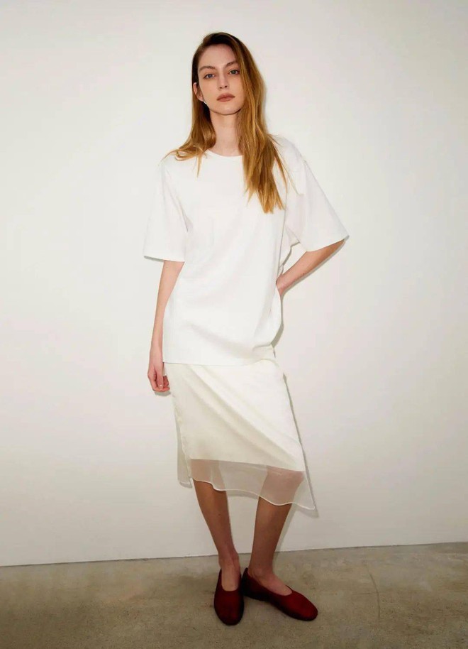 Ví dụ, một chiếc áo phông trắng đơn giản là món đồ không thể thiếu trong tủ đồ mùa hè của bạn. Nó giống như một tờ giấy trắng đang chờ bạn điền vào đó những phụ kiện và màu sắc.