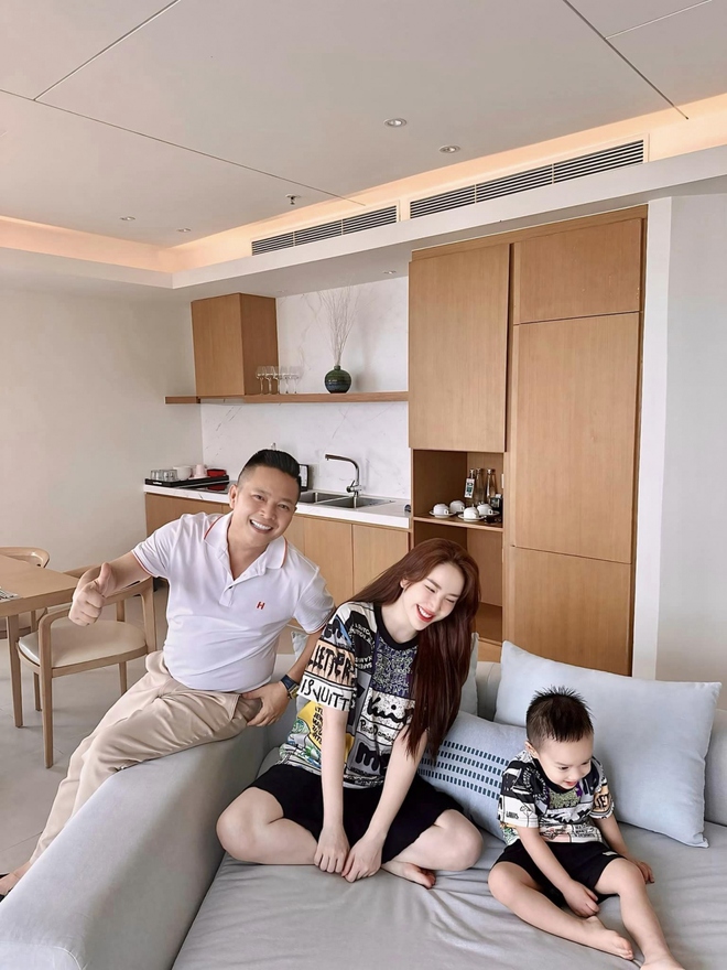 Bảo Thy tiết lộ dù là một doanh nhân bận rộn nhưng ông xã cũng sẵn sàng bỏ hết công việc để đưa vợ và con trai đi du lịch nhiều nước trên thế giới. Giọng ca sinh năm 1988 thường xuyên check in ở những địa điểm du lịch sang chảnh, mua sắm ở các trung tâm thương mại, cửa hàng bán đồ hiệu nổi tiếng.