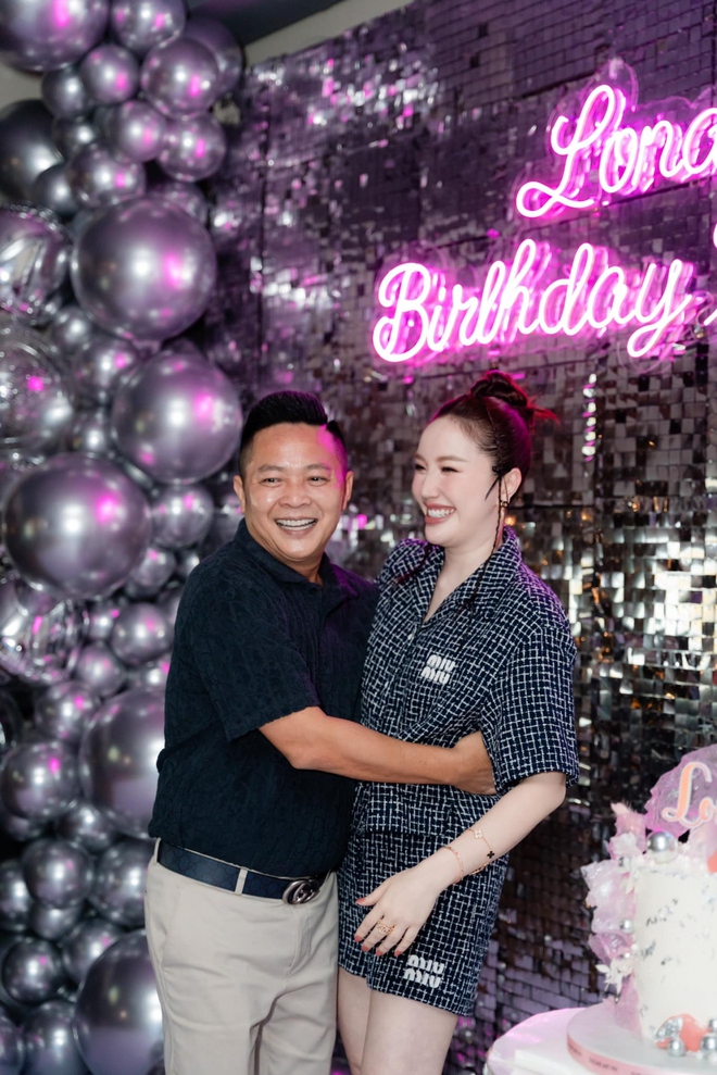 5 năm chung sống với chồng, Bảo Thy thoải mái chia sẻ khoảnh khắc hạnh phúc của gia đình trên trang cá nhân. Qua những hình ảnh được cô chia sẻ, khán giả càng thêm ngưỡng mộ cuộc sống viên mãn của nữ ca sĩ.