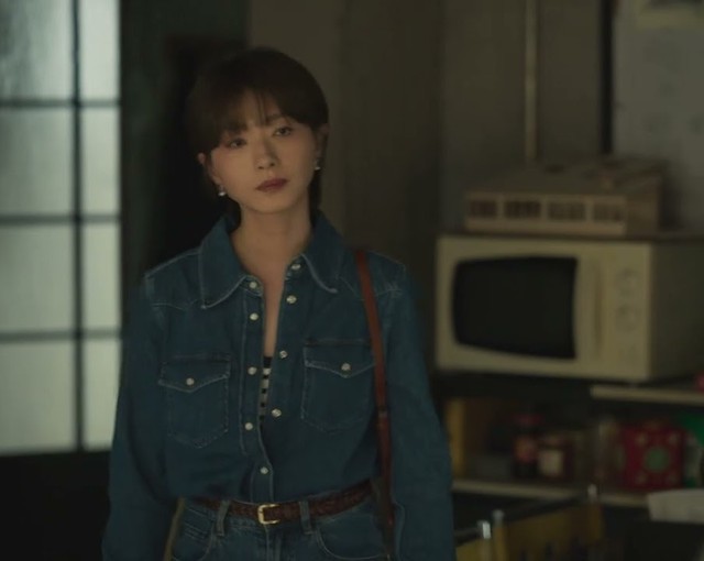 Tạm kết bằng set đồ denim - item không bao giờ lỗi mốt. Cô nàng diện nguyên set denim cùng tone màu, khéo léo nhấn nhá cùng thắt lưng bản nhỏ để 