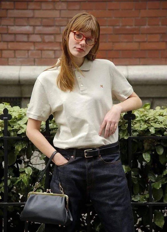 Áo thun và áo cổ sơ mi POLO trở thành con cưng của làng thời trang. Cho dù bạn là một người trẻ sành điệu theo đuổi phong cách thể thao, một thanh niên nghệ thuật thích phong cách đại học hay thậm chí là một người đi làm trưởng thành, áo sơ mi POLO có thể thêm một chút màu sắc cho diện mạo của bạn.