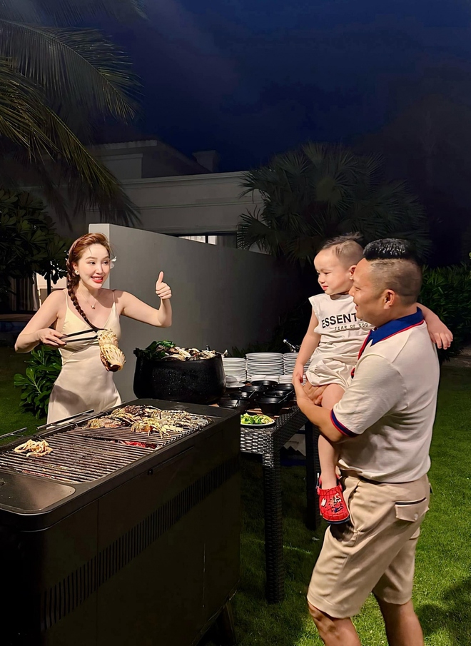 Sau khi kết hôn, cuộc sống viên mãn của Bảo Thy nhận được nhiều sự quan tâm của khán giả. Đặc biệt sau khi sinh quý tử đầu lòng vào năm 2021, cô được chồng đại gia chiều chuộng hết mực. Nữ ca sĩ được ví von có cuộc sống như 