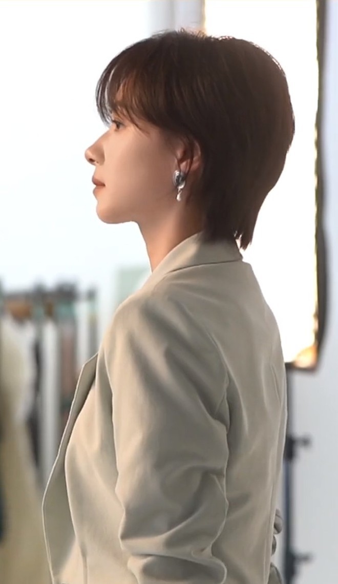 Đổi gió với tone màu trắng cũng rất trang nhã, tinh tế. Cô nàng cũng không quên phối cùng phụ kiện - những món đồ tuy 