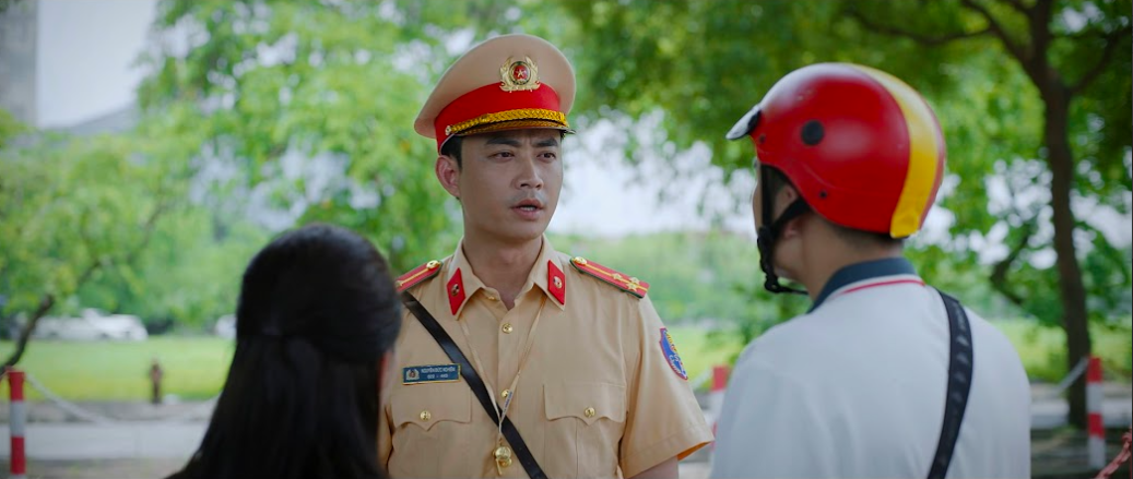 Tiến Lộc vào vai cảnh sát giao thông. Thường xuyên phải quay ngoài đường dưới trời nóng khiến da đen bóng là trải nghiệm nam diễn viên không bao giờ quên. 