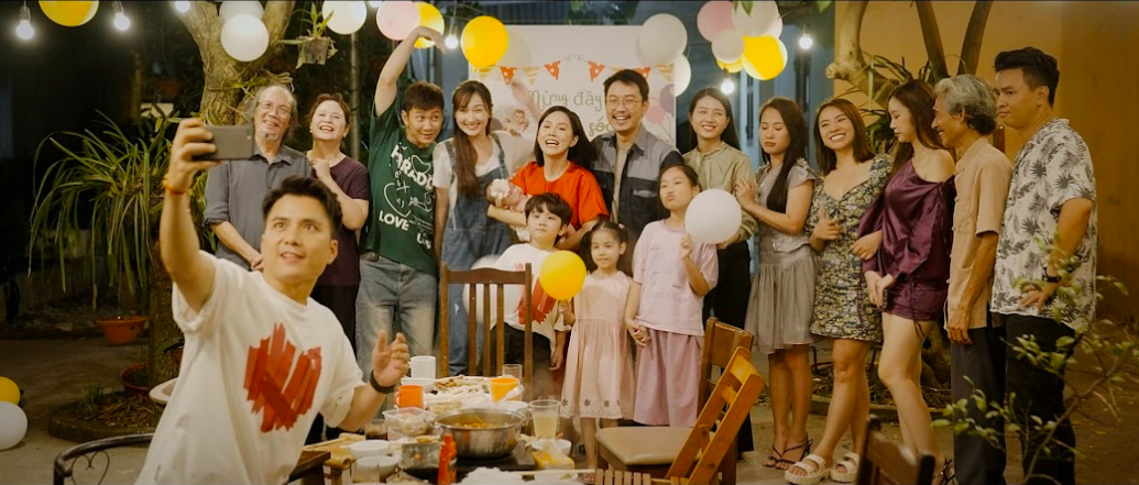 Thời gian quay phim vào mùa hè, cả ê-kíp và các diễn viên phải đối mặt với cái nóng như thiêu đốt, trong đó có bối cảnh nhà của vợ chồng Hào (Mạnh Quân) và Yên (Diễm Hằng). Dưới mái tôn hầm hập chỉ đứng thôi cũng nóng, cả đoàn phim phải lao động dưới cái nóng thường lên tới 50-60 độ C mà đạo diễn gọi là 