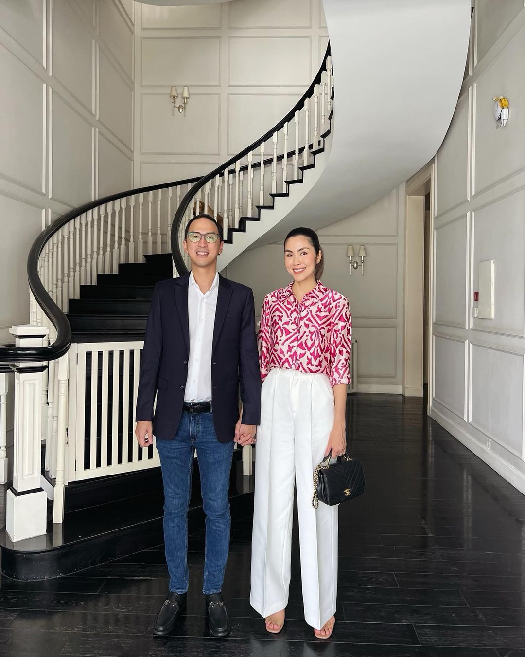 Thỉnh thoảng, cặp đôi hào môn cũng chụp ảnh khoe trang phục đi làm. Những món đồ mà Tăng Thanh Hà và Louis Nguyễn sử dụng thường không trưng trổ logo của thương hiệu xa xỉ, hay có thiết kế phức tạp, cầu kỳ mà đều là những món đồ cơ bản.