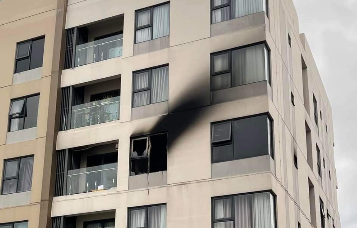 Tường căn hộ chung cư ám khói đen. Ảnh: N.T.