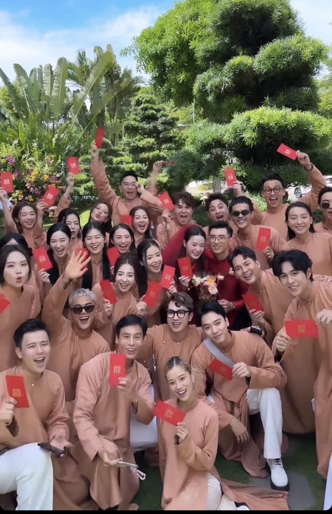 Dàn sao là bạn bè thân thiết của Midu đã có mặt để bê tráp cho cô và Minh Đạt