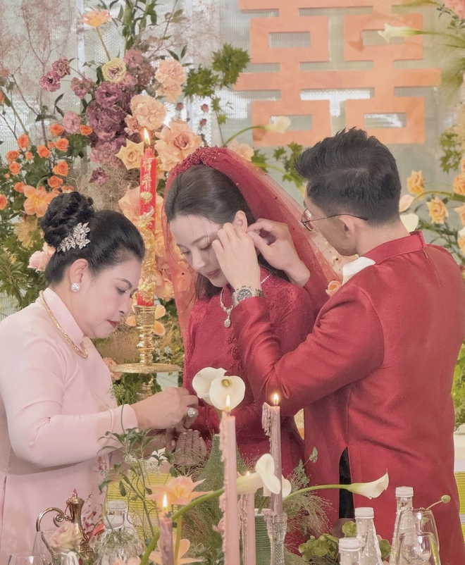 Midu được gia đình chồng nhẹ nhàng và tỉ mỉ đeo sính lễ kim cương trong lễ gia tiên