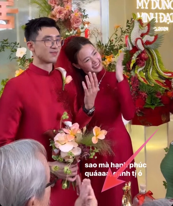 Phía gia đình Minh Đạt vỗ tay chúc mừng khi cặp đôi thực hiện các nghi lễ 