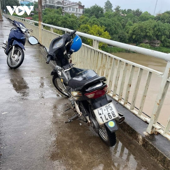 Xe máy người đàn ông để lại trên cầu 14 nối hai tỉnh Đắk Lắk - Đắk Nông, địa bàn xã Hoà Phú, thành phố Buôn Ma Thuột, tỉnh Đắk Lắk.