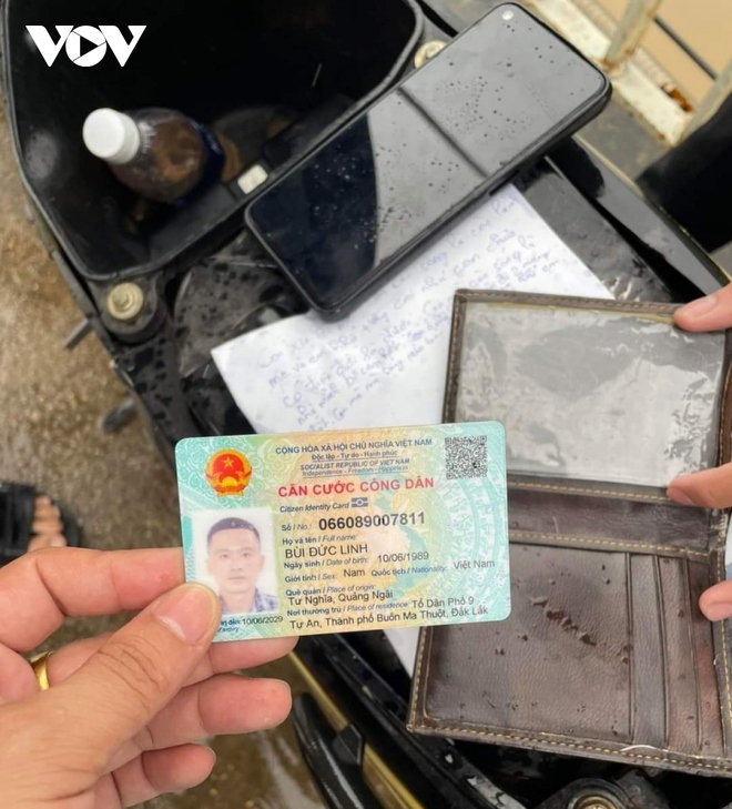 Thẻ căn cước công dân và thư tuyệt mệnh người đàn ông để lại.