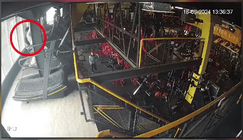 Khoảng khắc cô gái gặp sự cố được camera phòng gym ghi lại