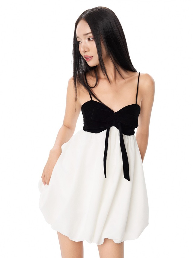 Vẫn là nơ nhưng thiết kế ấn tượng đến từ brand Lueysor lại phảng phất nhiều nét thời thượng hơn. Chi tiết nơ bản to làm thành phần top của váy khá lạ mắt nhưng vẫn xinh yêu, màu sắc trắng - đen đơn giản nên nàng có thể thoải mái sáng tạo mix n match phụ kiện khiến outfit trở nên thú vị hơn đó! Nơi mua: Shopee