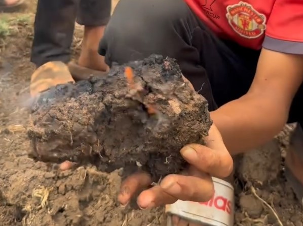 Hình ảnh đồng ruộng tự bốc khói, bốc cháy được đăng tải trên mạng xã hội