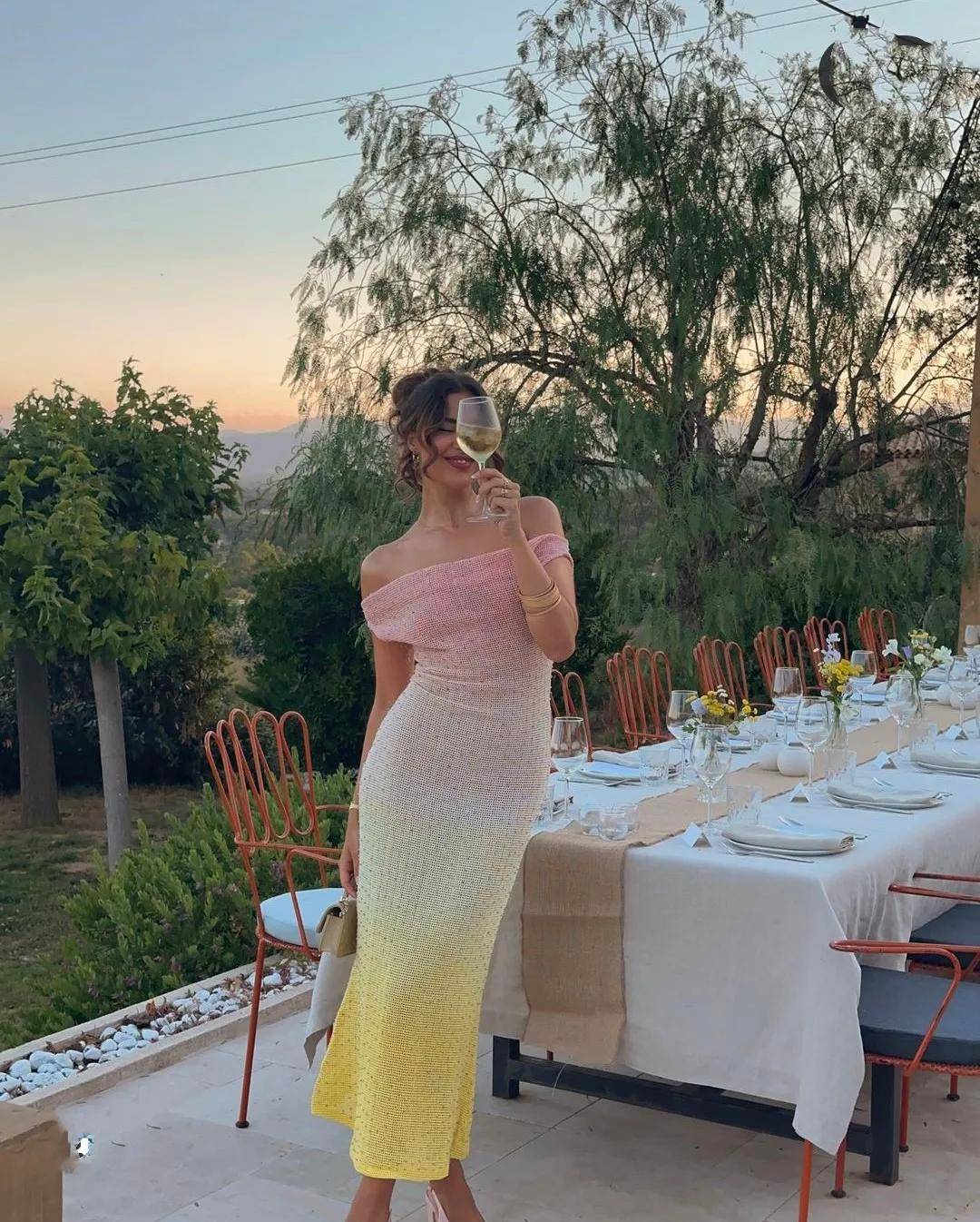 Không hơn không kém, sử dụng gam màu này chỉ 30% trong set đồ của bạn cũng tạo cảm giác tươi mới và nhẹ nhàng. 30% màu vàng kem nhạt trong set đồ của bạn có thể là 1 chiếc quần short, cũng có thể mặc một chiếc váy gradient với vẻ đẹp ở phần cuối.