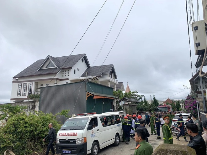 Nguyên nhân ban đầu của vụ cháy được xác định là do mẹ của các cháu bé mở bếp gas rồi đi ra ngoài nhưng quên tắt bếp. Sự bất cẩn này đã khiến lửa bùng lên dẫn đến vụ hỏa hoạn thương tâm. Ảnh: Báo Pháp luật TP.HCM