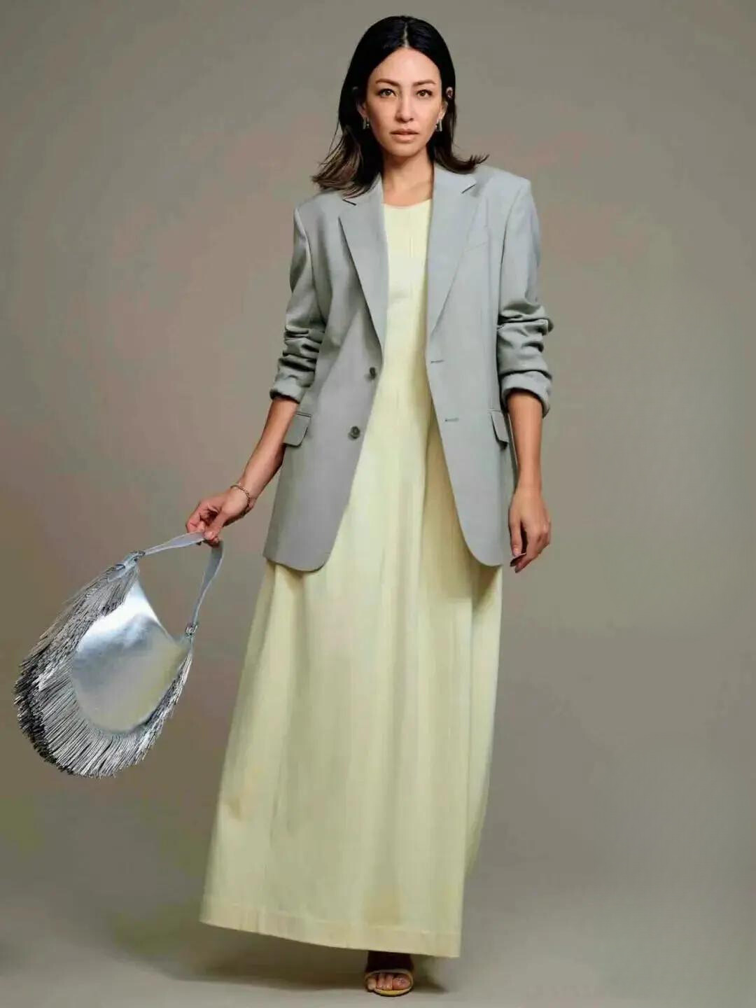 Sự kết hợp tạo cảm giác xung đột cũng là một trong những hiệu ứng được nhiều người lựa chọn, chẳng hạn như đen + vàng sữa nhạt, xanh than + vàng kem nhạt, xám + kem sữa nhạt.