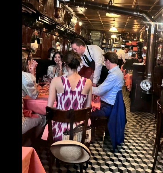 Lisa được bắt gặp dùng bữa với gia đình bạn trai Frédéric Arnault ở Paris, Pháp