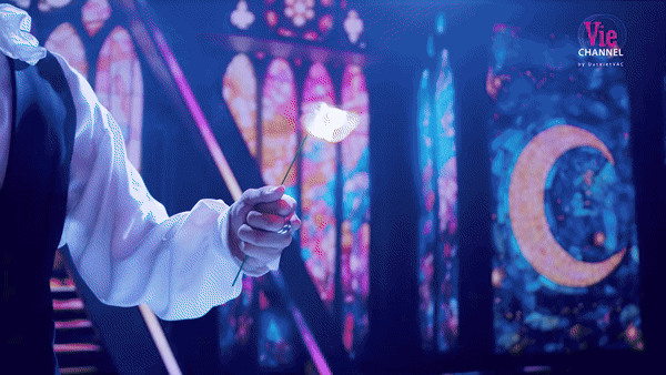 HIEUTHUHAI tạo hình hoàng tử, ảo thuật bông hồng chờ công chúa xuất hiện