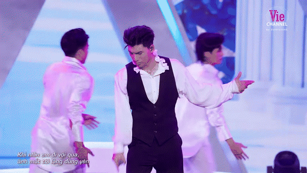 Những động tác, đội hình khó hiểu được dàn dựng trong tiết mục