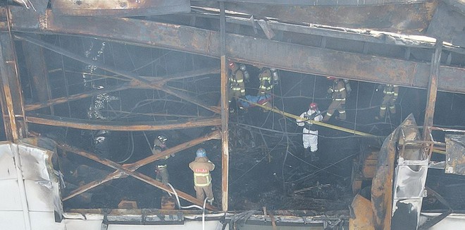 Lúc 10 giờ 31 sáng ngày 24/6 (giờ địa phương) tại tòa nhà số 3 của nhà máy Aricell thuộc Khu liên hợp công nghiệp Jeongok ở Hwaseong (tỉnh Kyunggi, Hàn Quốc) đã xảy ra một đám cháy lớn gây thiệt hại nghiêm trọng về cả người và của (Ảnh: News 1)