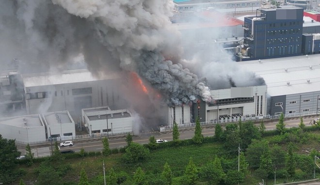 Theo truyền thông, khoảng 35.000 sản phẩm pin lithium thành phẩm được lưu trữ trong nhà máy này đã phát nổ hàng loạt. Đây có thể là nguyên nhân gây ra đám cháy, dù chưa được cơ quan điều tra xác nhận.