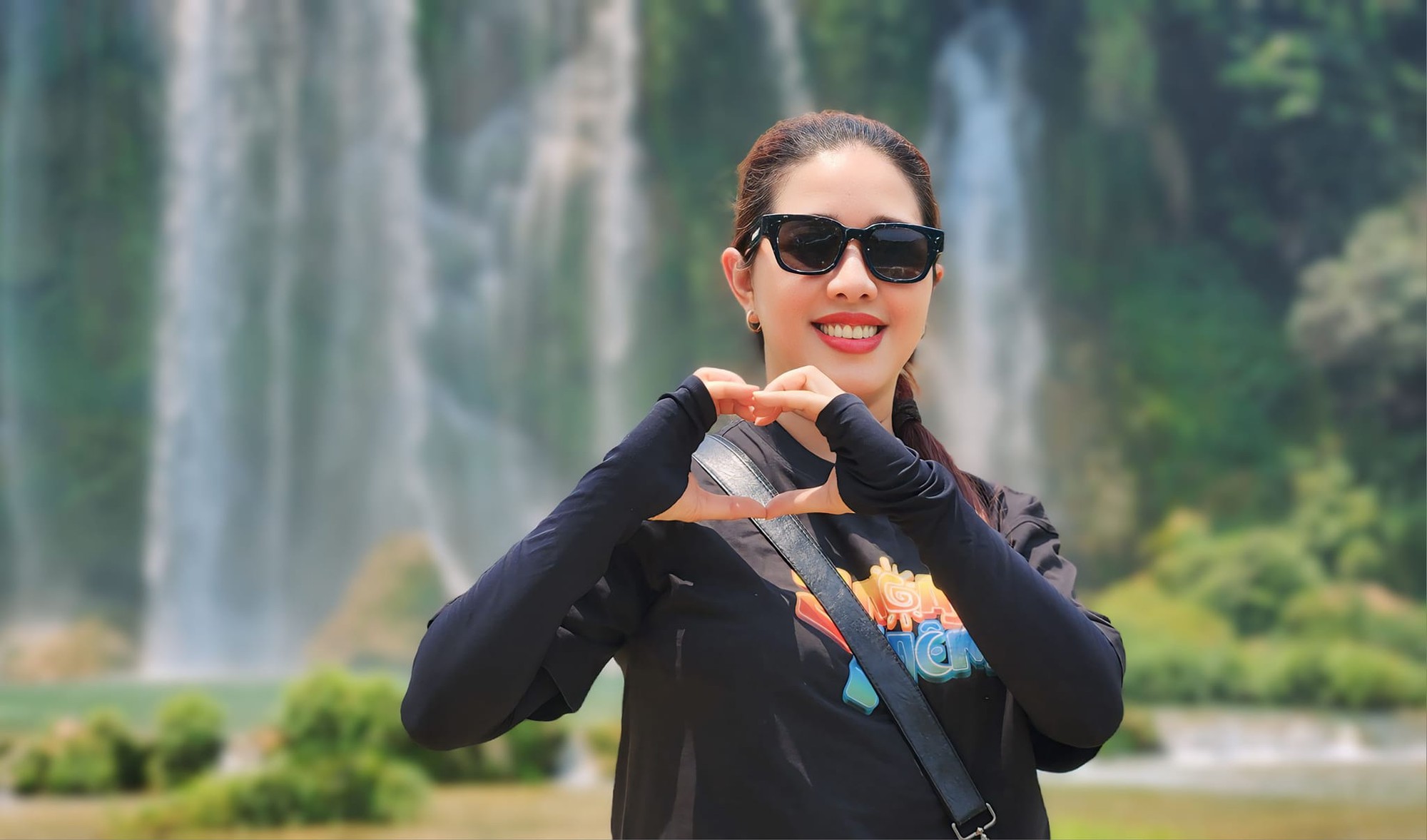 Đạo diễn Mai Thắm cho biết gặp áp lực khi nhiều khán giả hiếu kỳ đi theo đoàn