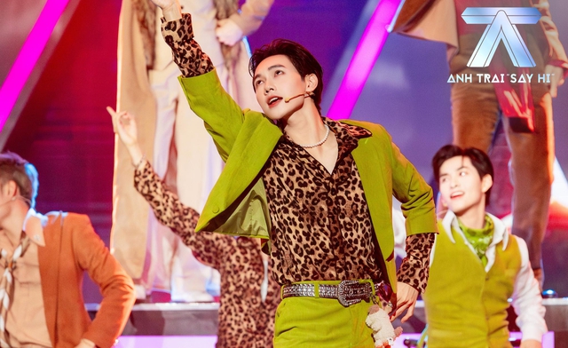 Đồ da beo hay màu xanh lá cũng được anh chàng cân gọn