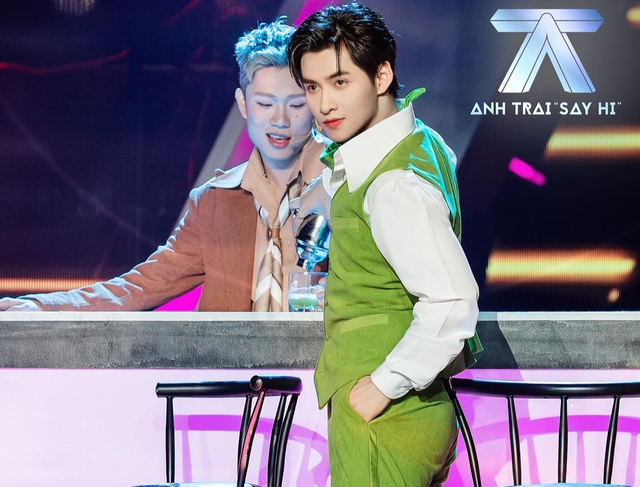 Bộ suit xanh khó mặc cũng không làm khó được anh chàng