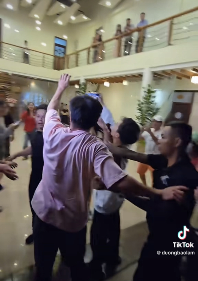 Lê Dương Bảo Lâm cho biết khán giả tập trung cả trước khu nghỉ ngơi, một số người còn kéo tay khiến anh bị trầy 