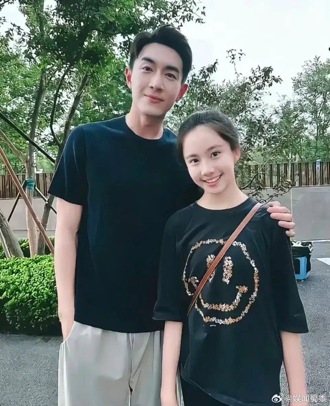 Đậu Nhược Hề chụp ảnh chung cùng Vạn Thiến và Lâm Canh Tân.