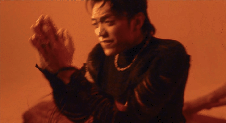 Ai Mà Biết Được mượn hình ảnh mặt trăng - mặt trời đối lập để kể chuyện tình đầy day dứt