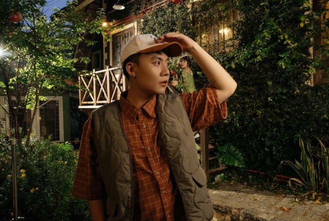 Rapper Freaky trong MV Dung Dăng Dung Dẻ. Freaky vào vai “người làm vườn”, ngụ ý rằng, việc bạn chăm sóc một cái cây, thích một người thật nhiều nhưng rồi người đó rốt cuộc không phải là người ở bên cạnh bạn mà là một người khác là chuyện rất bình thường.