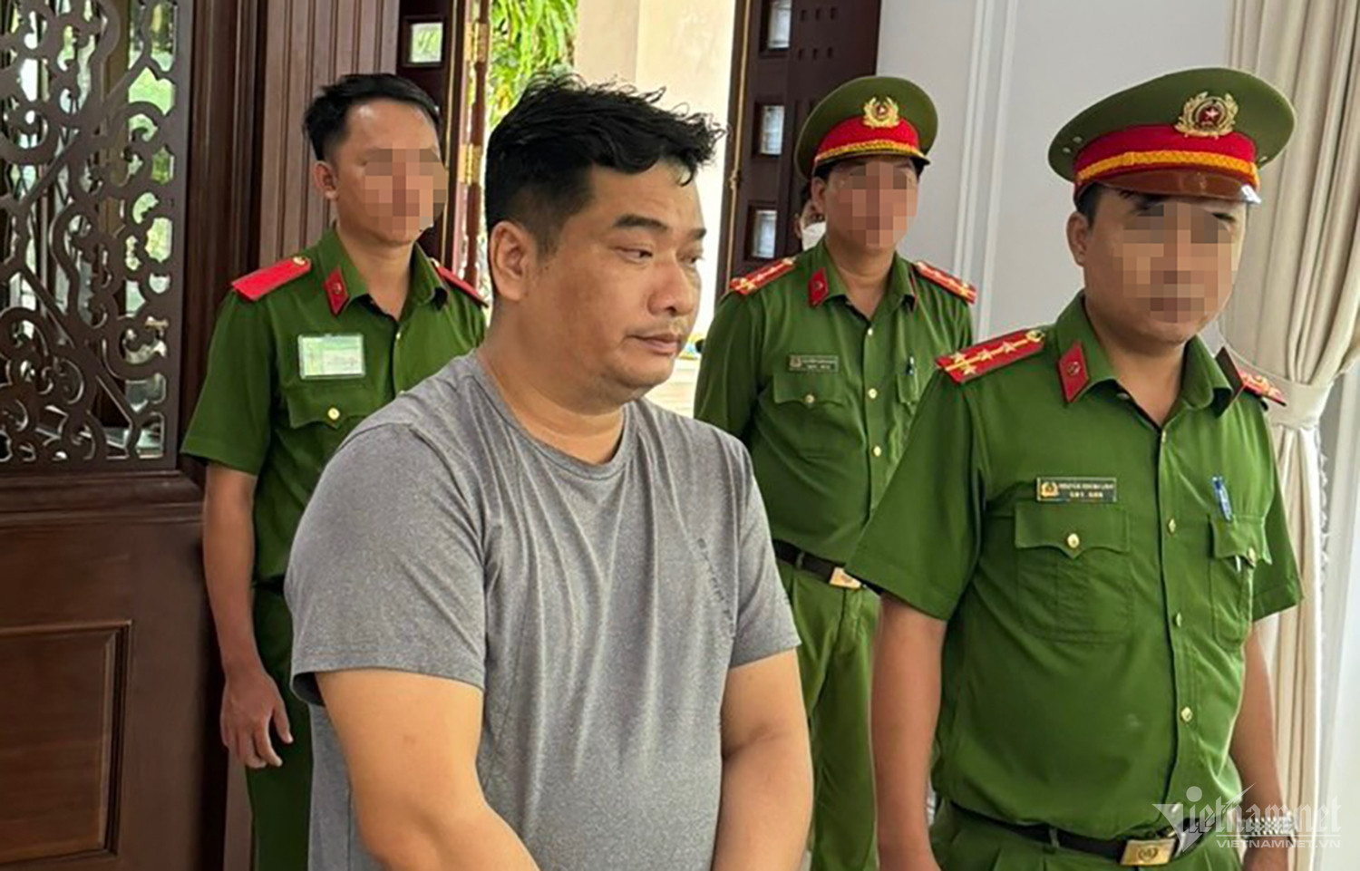 Bị can Tăng Tấn Đạt (áo thun). Ảnh: CTV