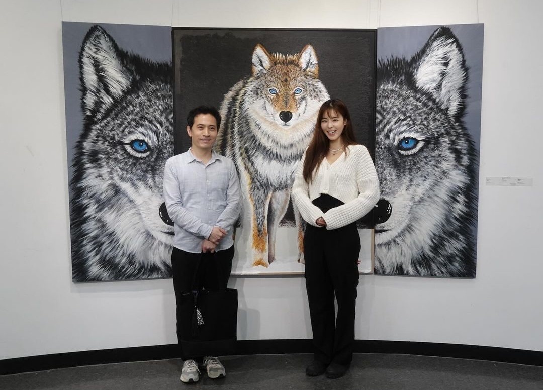 Kim Gyu Ri tại triển lãm tranh mới của mình.