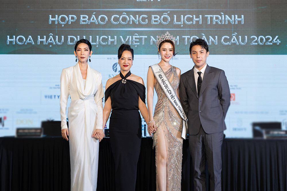 Siêu mẫu Xuân Lan, NSND Lê Khanh, hoa hậu Lý Kim Thảo và Trưởng BTC Phạm Duy Khánh.