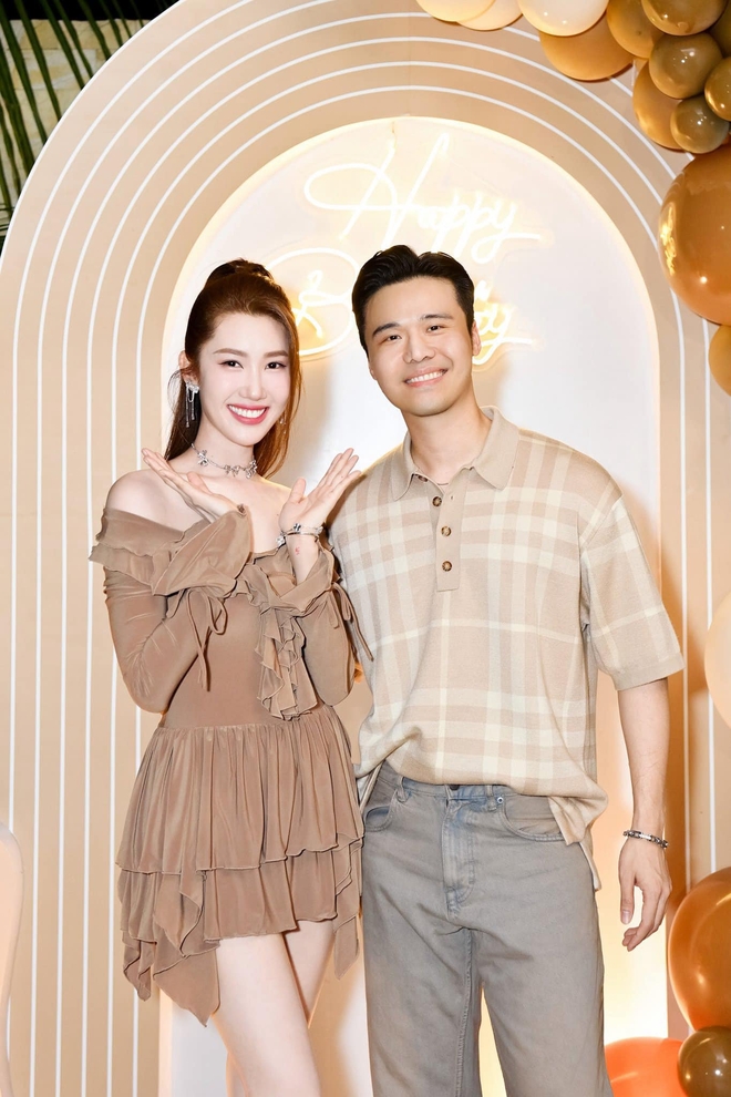 Nam doanh nhân này và Thúy Ngân có mối quan hệ thân thiết nên thường xuất hiện và đi du lịch chung