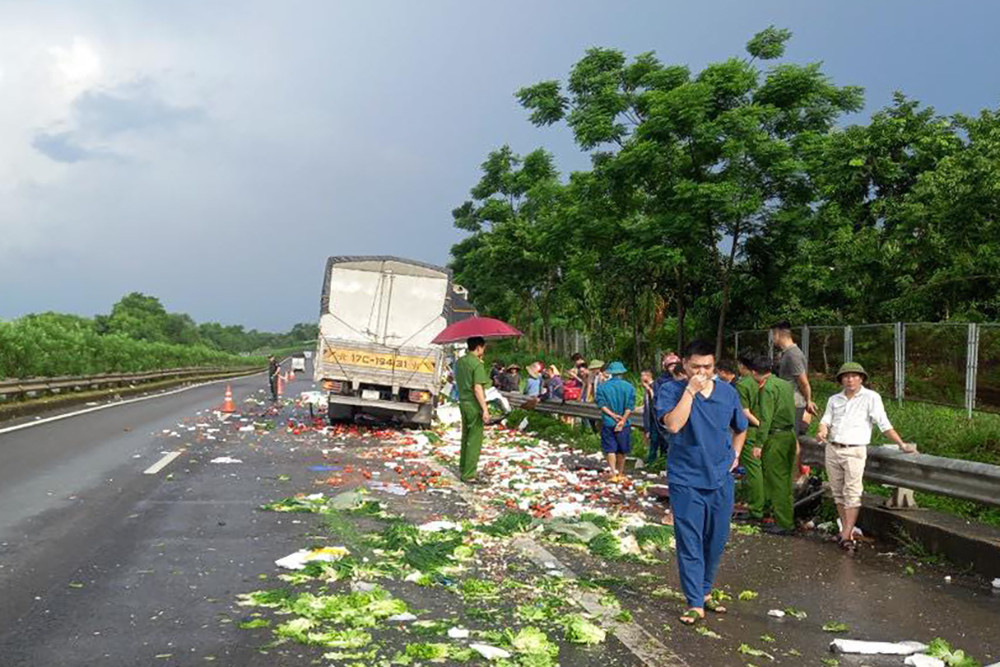 Hiện trường vụ tai nạn giao thông giữa xe khách và ô tô tải. Ảnh: Đức Mạnh